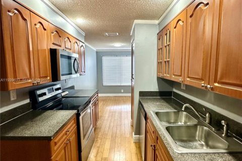 Townhouse in Plantation, Florida 4 bedrooms, 187.66 sq.m. № 1997941 - photo 2