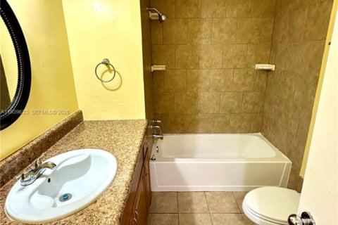 Townhouse in Plantation, Florida 4 bedrooms, 187.66 sq.m. № 1997941 - photo 28