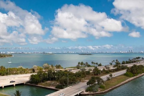 Condo in Miami, Florida, 2 bedrooms  № 2186074 - photo 12