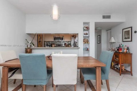 Condo in Miami, Florida, 2 bedrooms  № 2186074 - photo 4