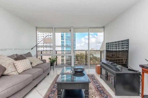 Condo in Miami, Florida, 2 bedrooms  № 2186074 - photo 2