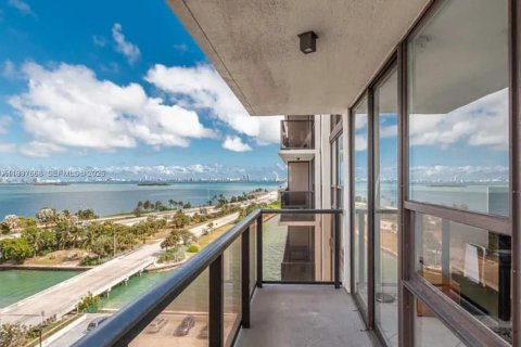 Condo in Miami, Florida, 2 bedrooms  № 2186074 - photo 13