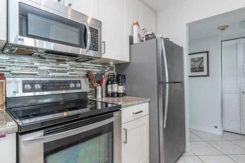 Condo in Miami, Florida, 2 bedrooms  № 2186074 - photo 5