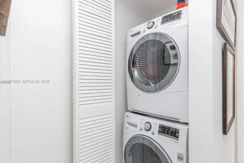 Condo in Miami, Florida, 2 bedrooms  № 2186074 - photo 9