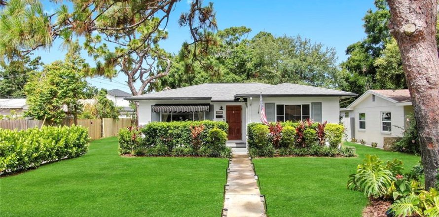 House in Saint Petersburg, Florida 3 bedrooms, 113.25 sq.m. № 1824652