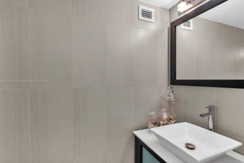 Купить кондоминиум в Халландейл-Бич, Флорида 2 спальни, 172.43м2, № 1484842 - фото 16