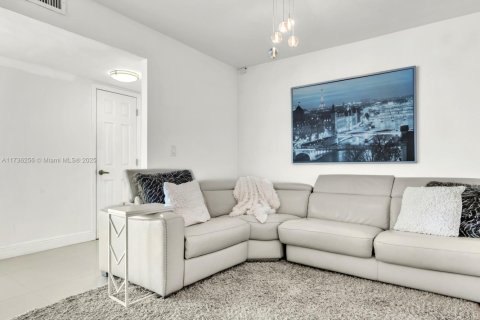 Купить кондоминиум в Халландейл-Бич, Флорида 2 спальни, 172.43м2, № 1484842 - фото 17