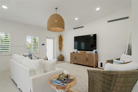 House in Key Largo, Florida 3 bedrooms, 138.98 sq.m. № 1930102 - photo 11
