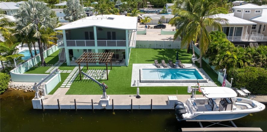 House in Key Largo, Florida 3 bedrooms, 138.98 sq.m. № 1930102