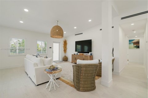 House in Key Largo, Florida 3 bedrooms, 138.98 sq.m. № 1930102 - photo 9