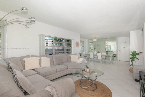 Condominio en venta en Hallandale Beach, Florida, 2 dormitorios, 118.45 m2 № 1868079 - foto 2