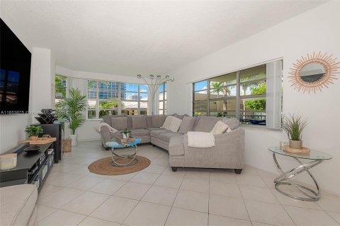 Condominio en venta en Hallandale Beach, Florida, 2 dormitorios, 118.45 m2 № 1868079 - foto 8