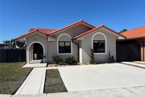 Villa ou maison à vendre à Miami, Floride: 4 chambres, 148.83 m2 № 2024928 - photo 2