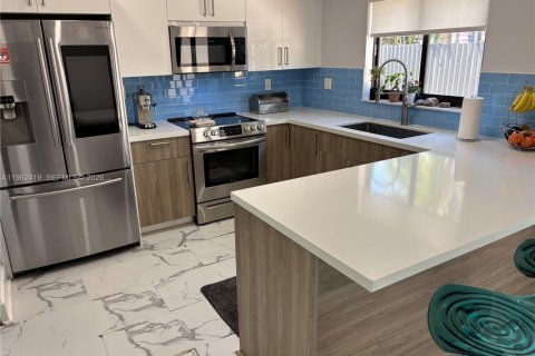 Villa ou maison à vendre à Miami, Floride: 4 chambres, 148.83 m2 № 2024928 - photo 9