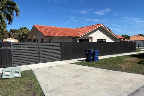 Villa ou maison à vendre à Miami, Floride: 4 chambres, 148.83 m2 № 2024928 - photo 3