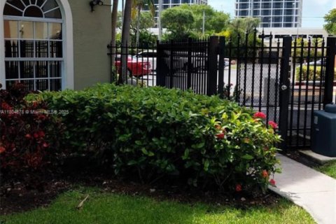 Condo in West Palm Beach, Florida, 2 bedrooms  № 1792528 - photo 1