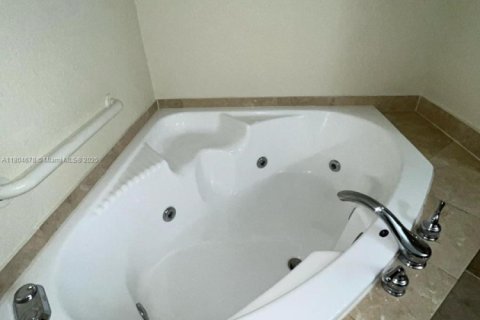 Condo in West Palm Beach, Florida, 2 bedrooms  № 1792528 - photo 23
