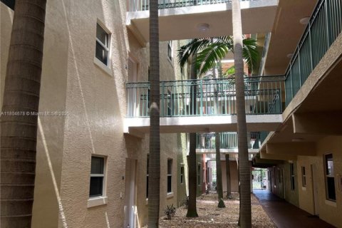 Condo in West Palm Beach, Florida, 2 bedrooms  № 1792528 - photo 5