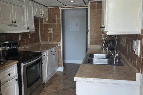 Condo in Sunny Isles Beach, Florida, 2 bedrooms  № 1943837 - photo 14