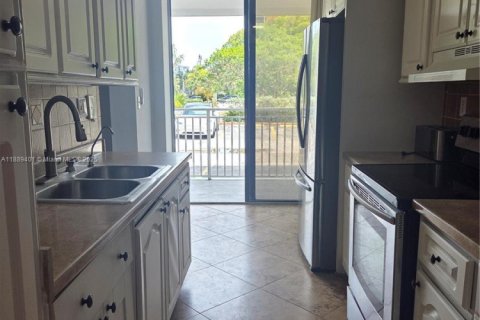 Condo in Sunny Isles Beach, Florida, 2 bedrooms  № 1943837 - photo 13