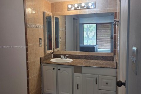 Condo in Sunny Isles Beach, Florida, 2 bedrooms  № 1943837 - photo 26