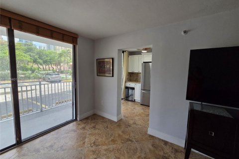 Condo in Sunny Isles Beach, Florida, 2 bedrooms  № 1943837 - photo 9