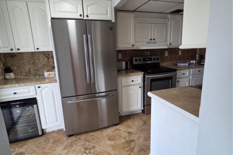 Condo in Sunny Isles Beach, Florida, 2 bedrooms  № 1943837 - photo 17