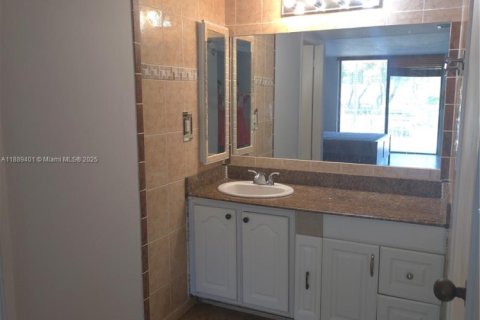 Condo in Sunny Isles Beach, Florida, 2 bedrooms  № 1943837 - photo 27