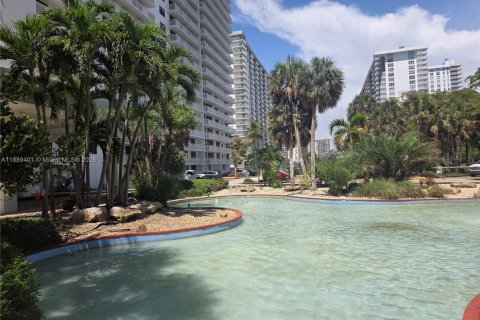 Condo in Sunny Isles Beach, Florida, 2 bedrooms  № 1943837 - photo 1
