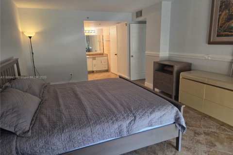 Condo in Sunny Isles Beach, Florida, 2 bedrooms  № 1943837 - photo 23