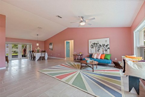 House in Saint Petersburg, Florida 3 bedrooms, 150.59 sq.m. № 1919472 - photo 9