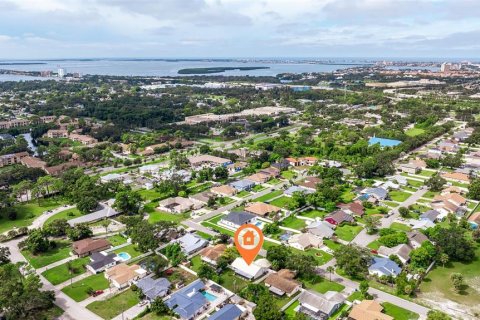 House in Saint Petersburg, Florida 3 bedrooms, 150.59 sq.m. № 1919472 - photo 6