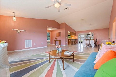 House in Saint Petersburg, Florida 3 bedrooms, 150.59 sq.m. № 1919472 - photo 13