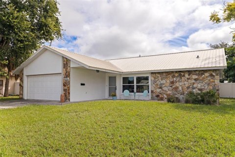 House in Saint Petersburg, Florida 3 bedrooms, 150.59 sq.m. № 1919472 - photo 2