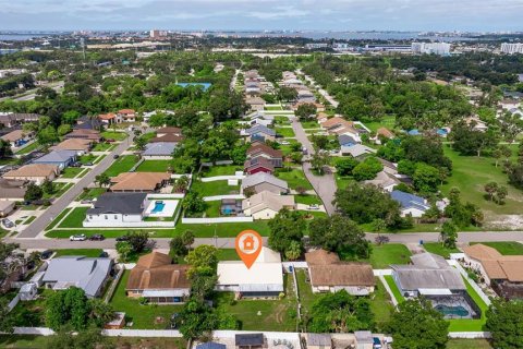 House in Saint Petersburg, Florida 3 bedrooms, 150.59 sq.m. № 1919472 - photo 5
