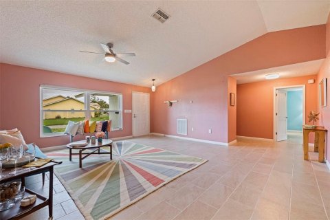 House in Saint Petersburg, Florida 3 bedrooms, 150.59 sq.m. № 1919472 - photo 12