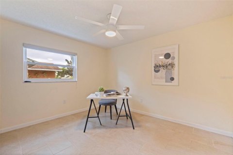 House in Saint Petersburg, Florida 3 bedrooms, 150.59 sq.m. № 1919472 - photo 27