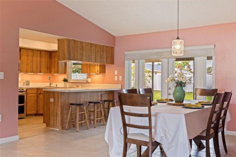 House in Saint Petersburg, Florida 3 bedrooms, 150.59 sq.m. № 1919472 - photo 15