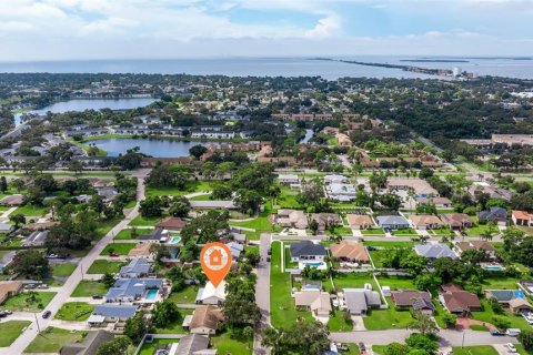 House in Saint Petersburg, Florida 3 bedrooms, 150.59 sq.m. № 1919472 - photo 7
