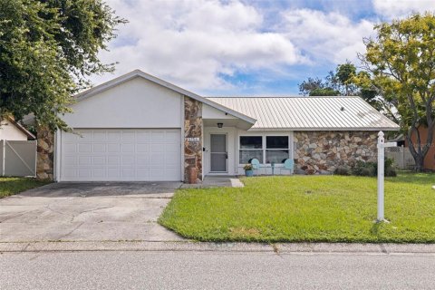 House in Saint Petersburg, Florida 3 bedrooms, 150.59 sq.m. № 1919472 - photo 1