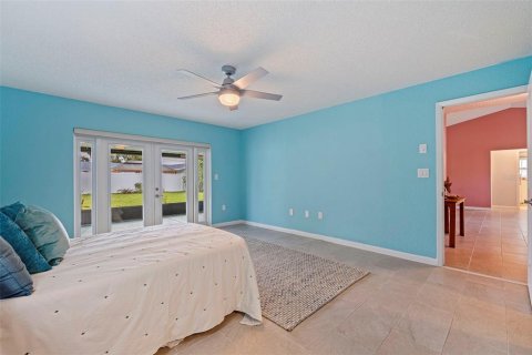 House in Saint Petersburg, Florida 3 bedrooms, 150.59 sq.m. № 1919472 - photo 23