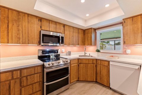 House in Saint Petersburg, Florida 3 bedrooms, 150.59 sq.m. № 1919472 - photo 19