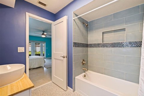 House in Saint Petersburg, Florida 3 bedrooms, 150.59 sq.m. № 1919472 - photo 25