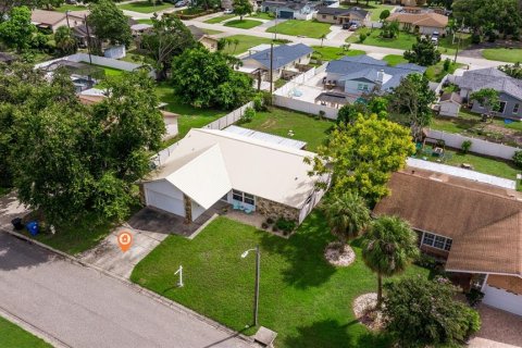 House in Saint Petersburg, Florida 3 bedrooms, 150.59 sq.m. № 1919472 - photo 4