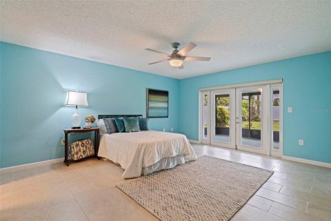 House in Saint Petersburg, Florida 3 bedrooms, 150.59 sq.m. № 1919472 - photo 21