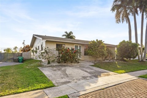 Снять в аренду виллу или дом в Дания-Бич, Флорида 4 спальни, 154.12м2, № 1993375 - фото 3