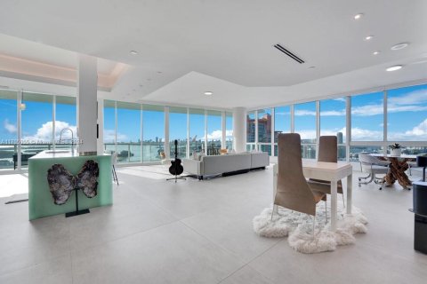 Condo in Miami Beach, Florida, 2 bedrooms  № 1460699 - photo 1