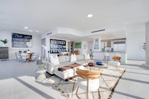 Condo in Miami Beach, Florida, 2 bedrooms  № 1460699 - photo 7