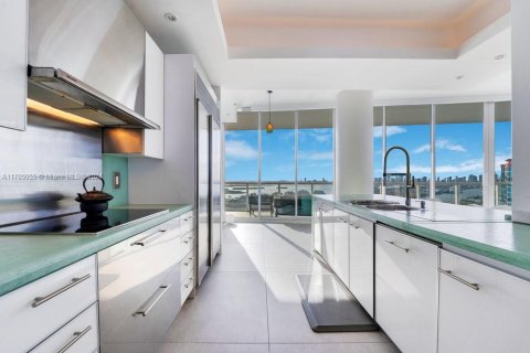Condo in Miami Beach, Florida, 2 bedrooms  № 1460699 - photo 30