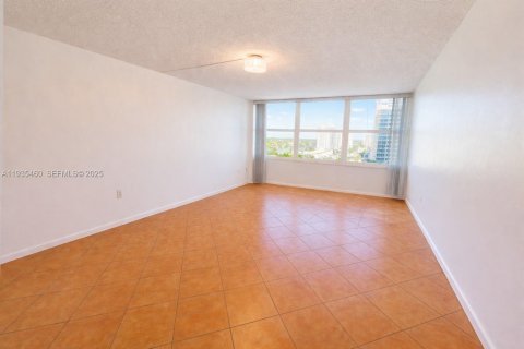 Condominio en alquiler en Hollywood, Florida, 2 dormitorios, 164.25 m2 № 1993830 - foto 3